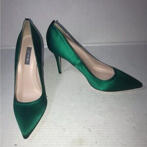 NWOB SJP by Sarah Jessica Parker Fawn Satin Heels EU 41.5 US 10.5 Emerald Green
